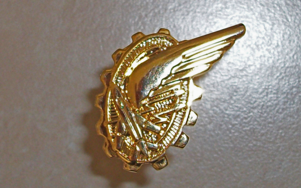 Insigne "E.T." doré (Pin's)