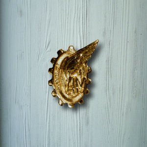 Insigne "A.M. " doré (Pin's)