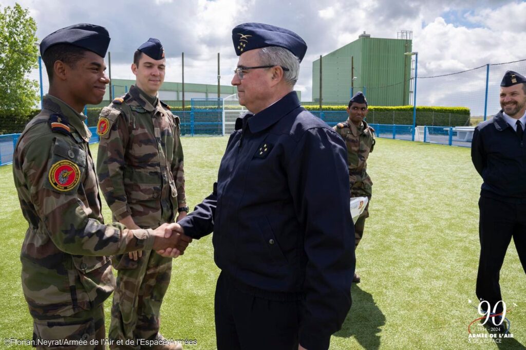 Le Général Alvarez (P95) inaugure le city stade de la BA 722 3